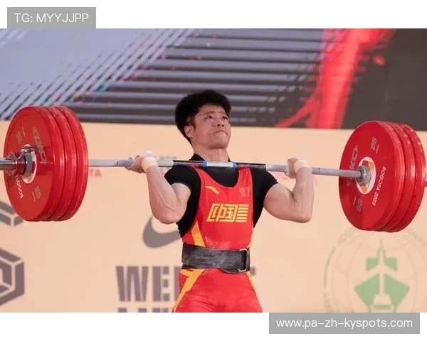 举重选手挺举动作干脆利索 举重选手挺举动作干脆利索